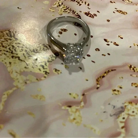 New 18k White Gold 2ct Solitaire Synthetic Engagement Ring (Size: 9) NWT - Picture 3 of 3